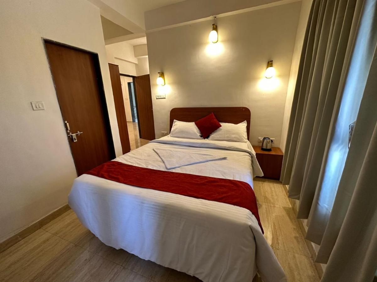 Hotel Sandesh Palace Lonavala Kültér fotó