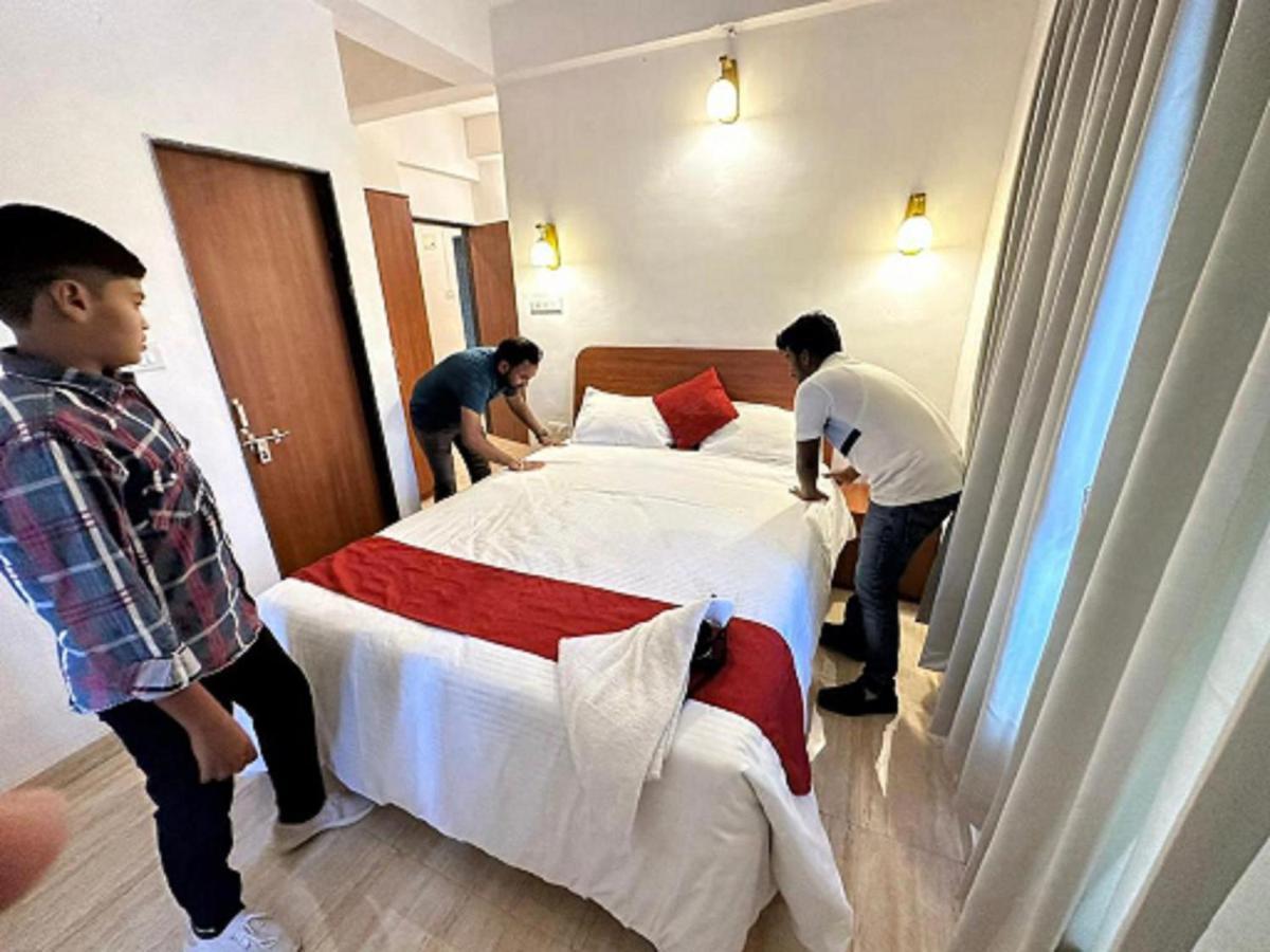 Hotel Sandesh Palace Lonavala Kültér fotó