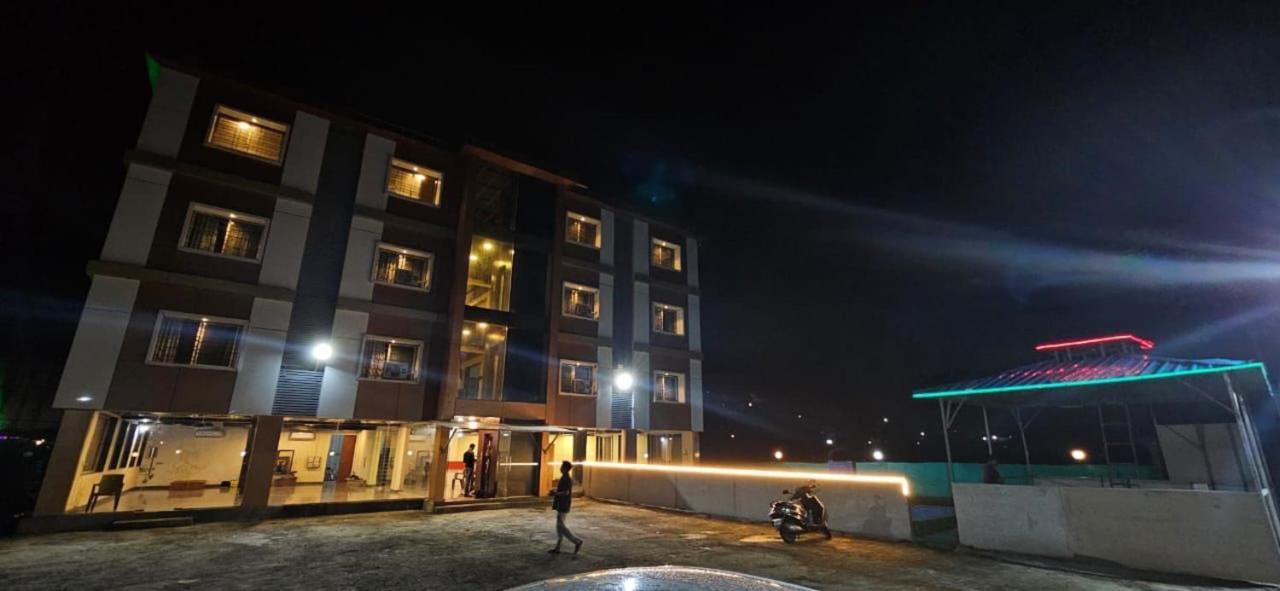 Hotel Sandesh Palace Lonavala Kültér fotó