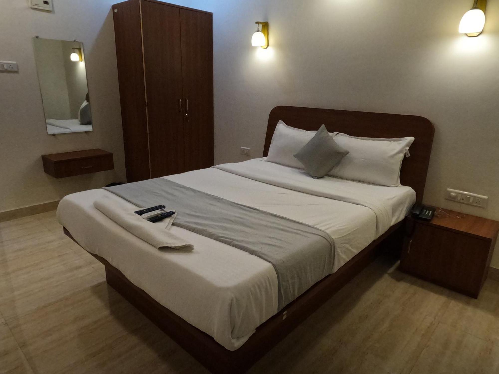 Hotel Sandesh Palace Lonavala Kültér fotó